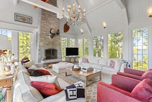 Smart TV, fireplace, ping pong, books
