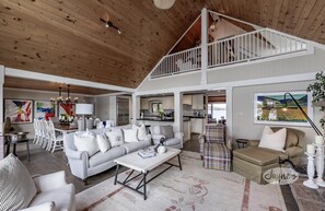 Televisión, chimenea y estéreo 