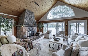 Televisión, chimenea y estéreo 