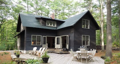 Charming 3 bdrm Cottage + 3 bdrm Guest House on Muldrew Lake!