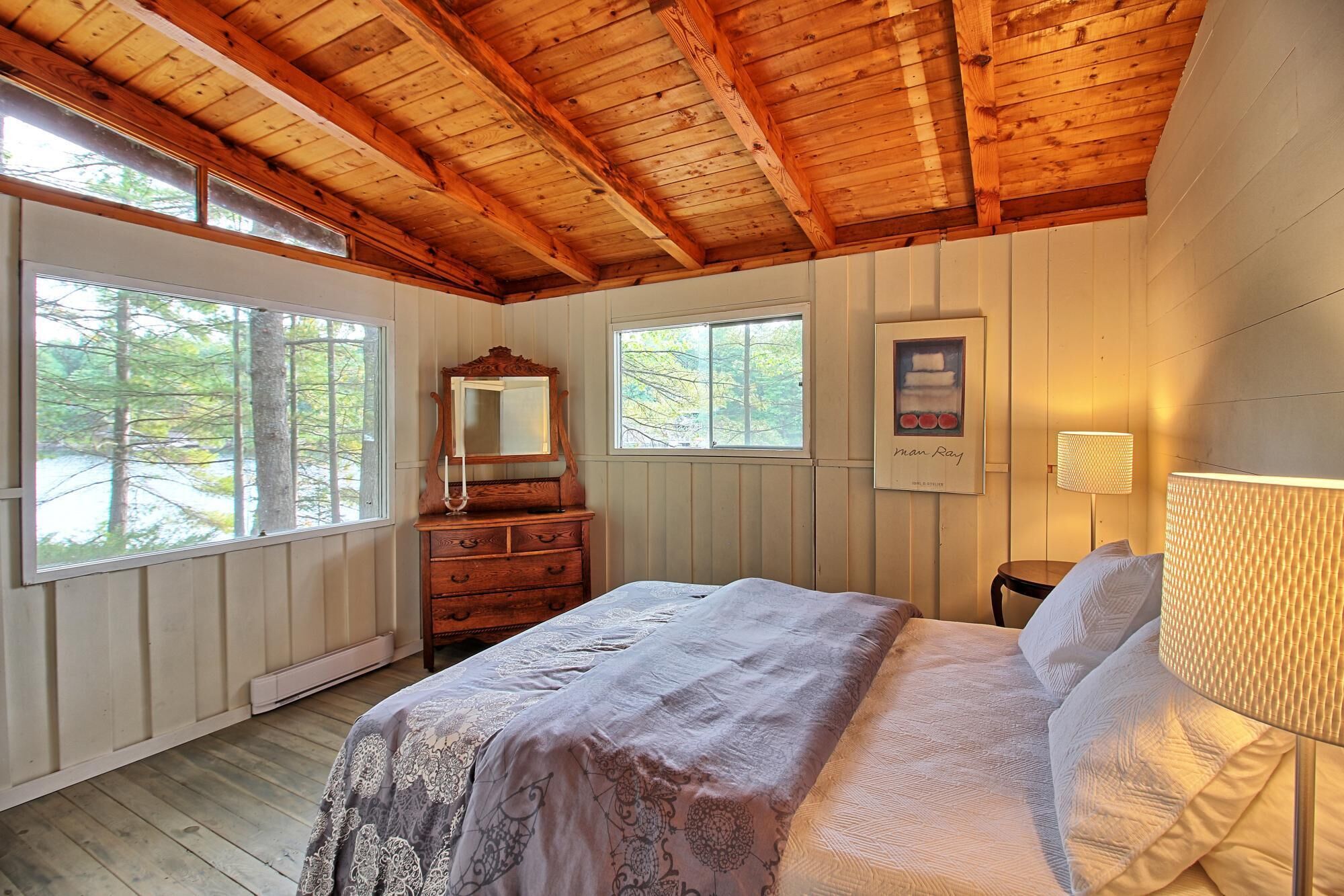 6 bedrooms, WiFi (free), bed sheets