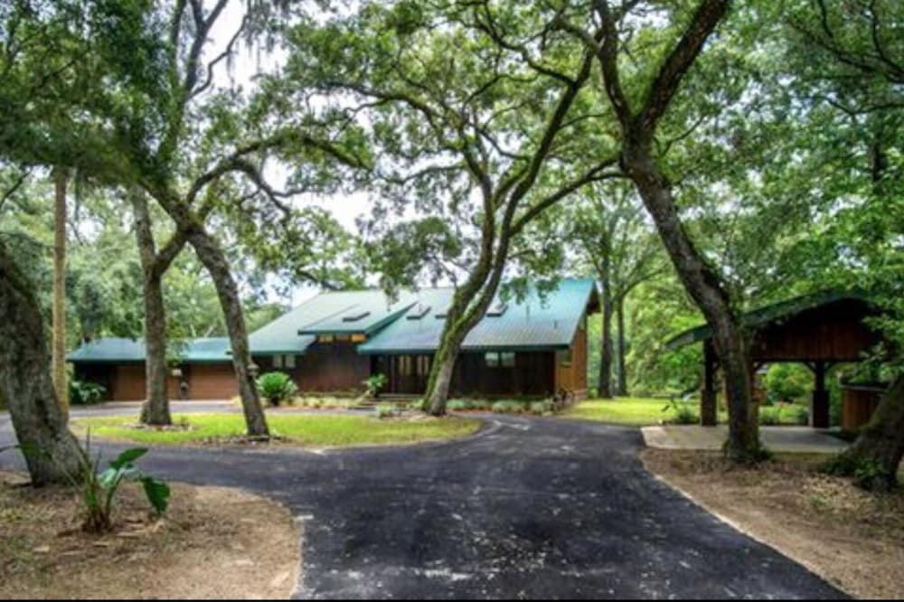 Paradise at Riverbend with beautiful riverfront setting!