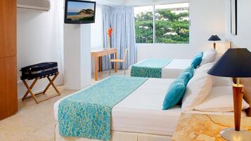 Escrivaninha, cortinas blackout, Wi-Fi de cortesia, roupa de cama