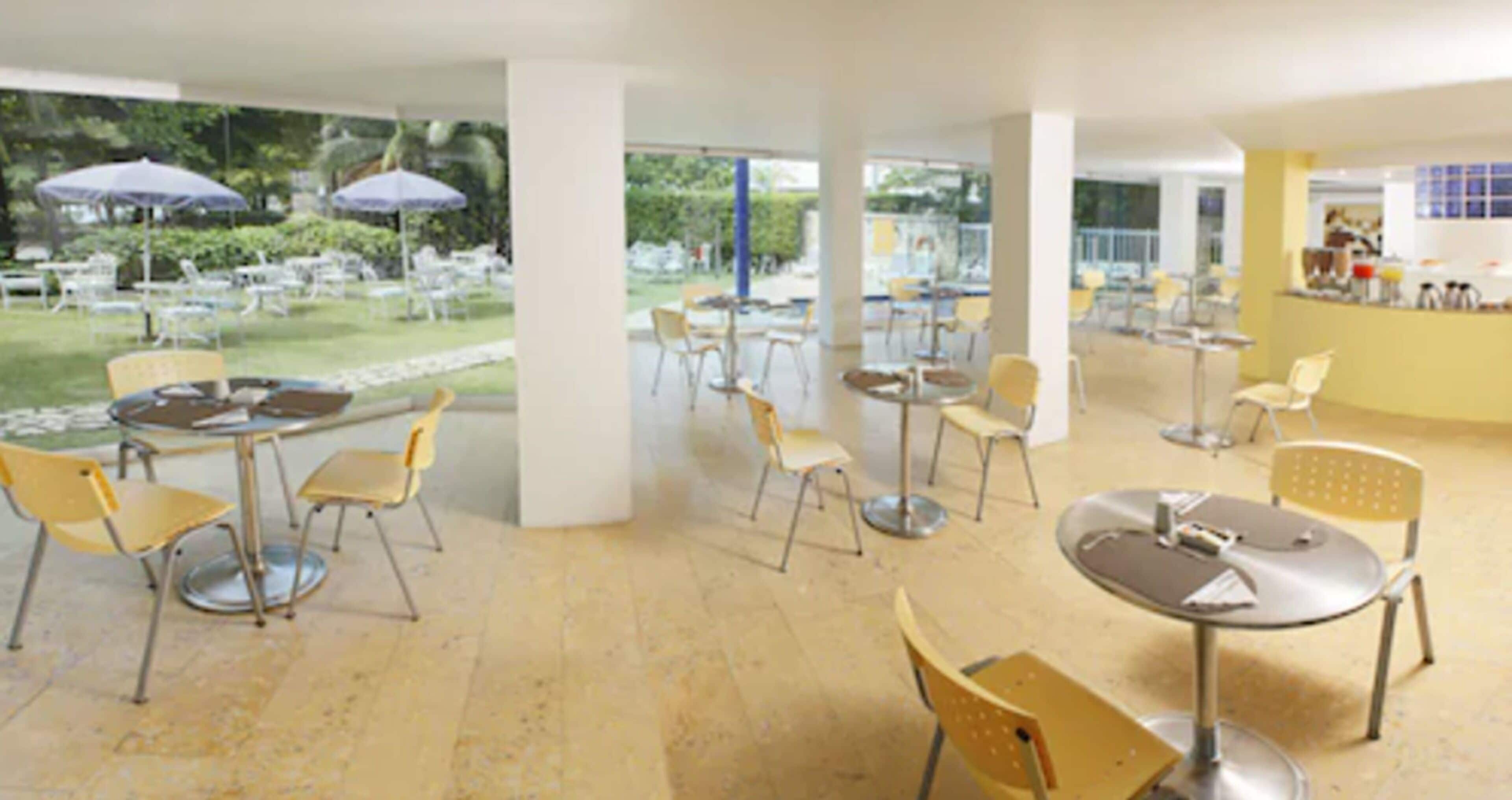 Sarapan Eropah setiap hari (COP 25000 seorang) 