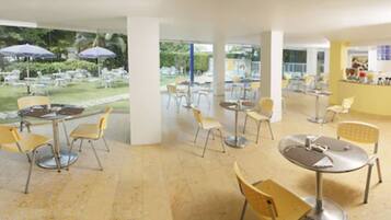 Daily continental breakfast (COP 25000 per person)