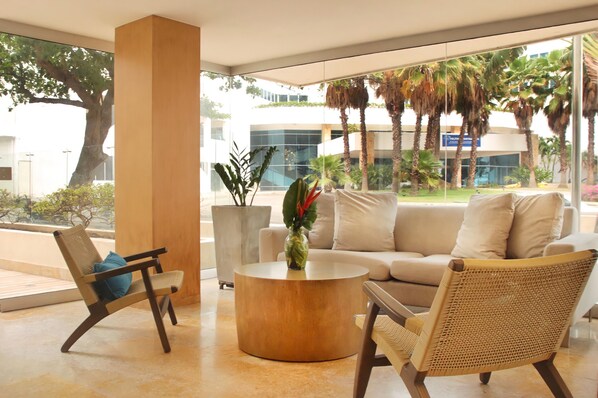 32-inch TV with cable channels - Hotel Oceania Cartagena (Cartagena)