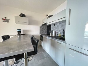 Fridge, dishwasher, cookware/dishes/utensils - BEAU STUDIO CABINE RENOVE FACE A LA MER (LE CAP D AGDE)