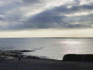 بالقرب من الشاطئ