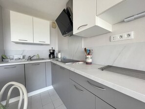 Een koelkast, een microgolfoven, een vaatwasser