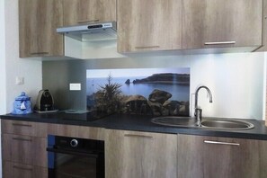 Fridge, microwave, oven, dishwasher - APPARTEMENT AVEC DEUX CHAMBRES FACE A LA  MER (LE CAP D AGDE)