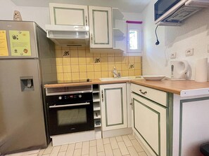 Réfrigérateur, micro-ondes, four