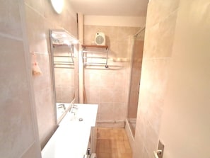Bathroom - BEL APPARTEMENT TRAVERSANT AVEC VUE MER (LE CAP D AGDE)