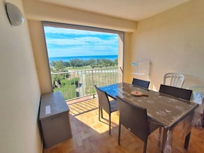 Outdoor dining - BEL APPARTEMENT TRAVERSANT AVEC VUE MER (LE CAP D AGDE)