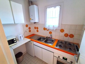 Fridge, microwave, oven, cookware/dishes/utensils