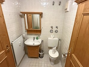 Badewanne, Haartrockner, Handtücher