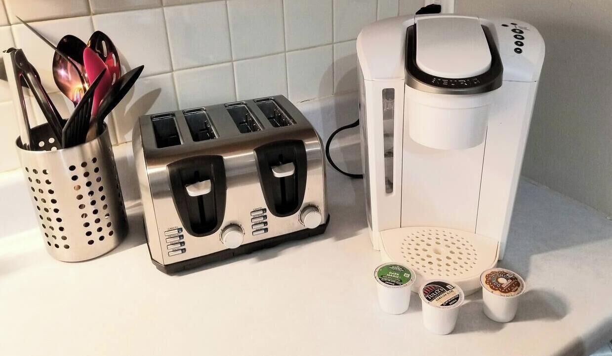 Coffee/tea maker, fridge, microwave, oven