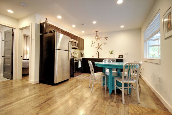 Jääkaappi, mikroaaltouuni, uuni, liesi