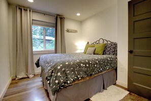 2 bedrooms, travel cot, free WiFi, bed sheets