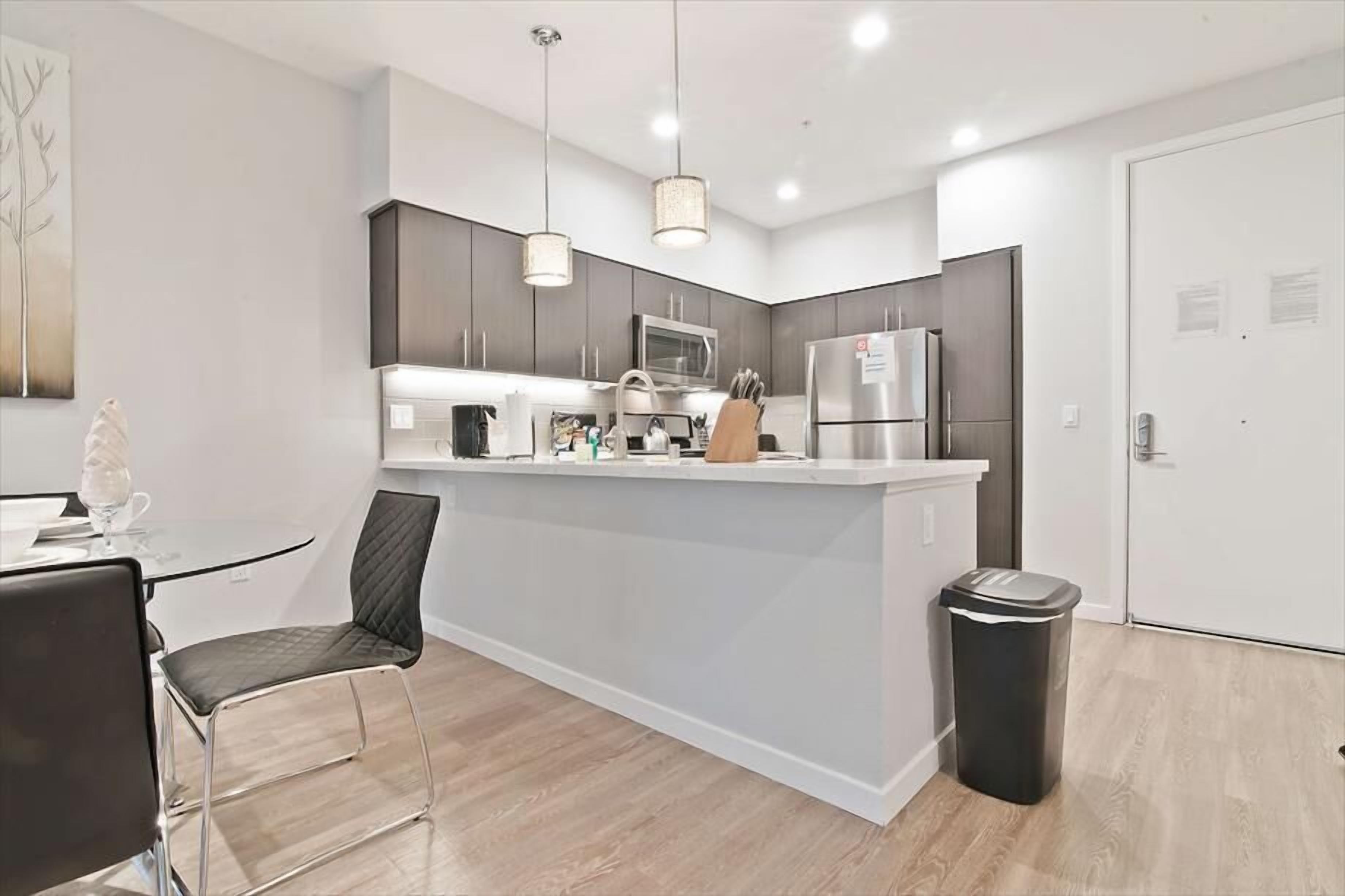 1BR Apt in Menlo Park| Work From Home | WiFi+Desk | Gym+Pool