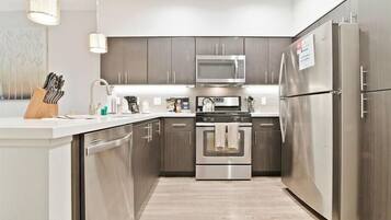 Réfrigérateur, micro-ondes, four, plaque de cuisson