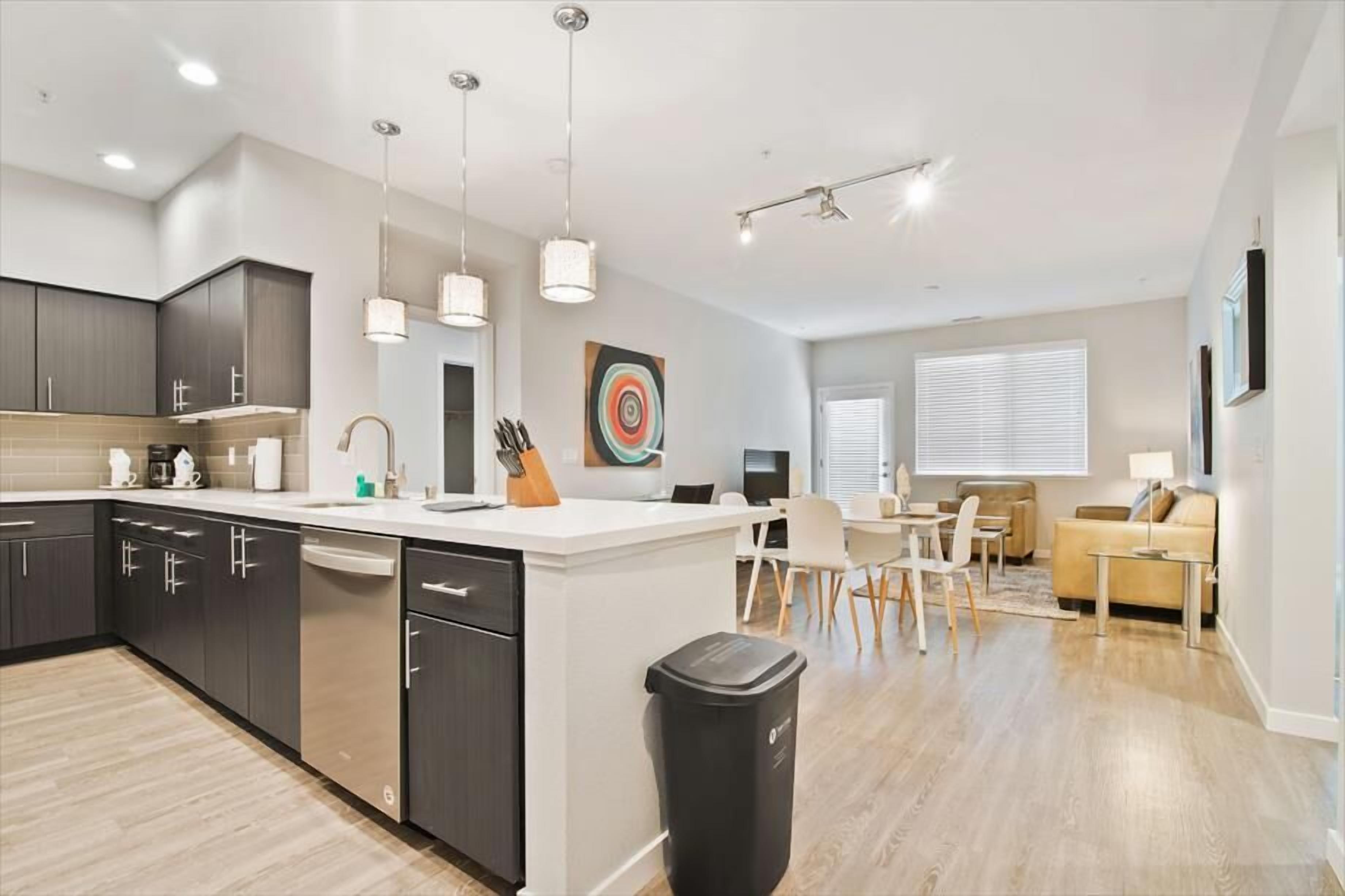 Modern 2BR | Full Kitchen & Laundry | Near Stanford Hospital