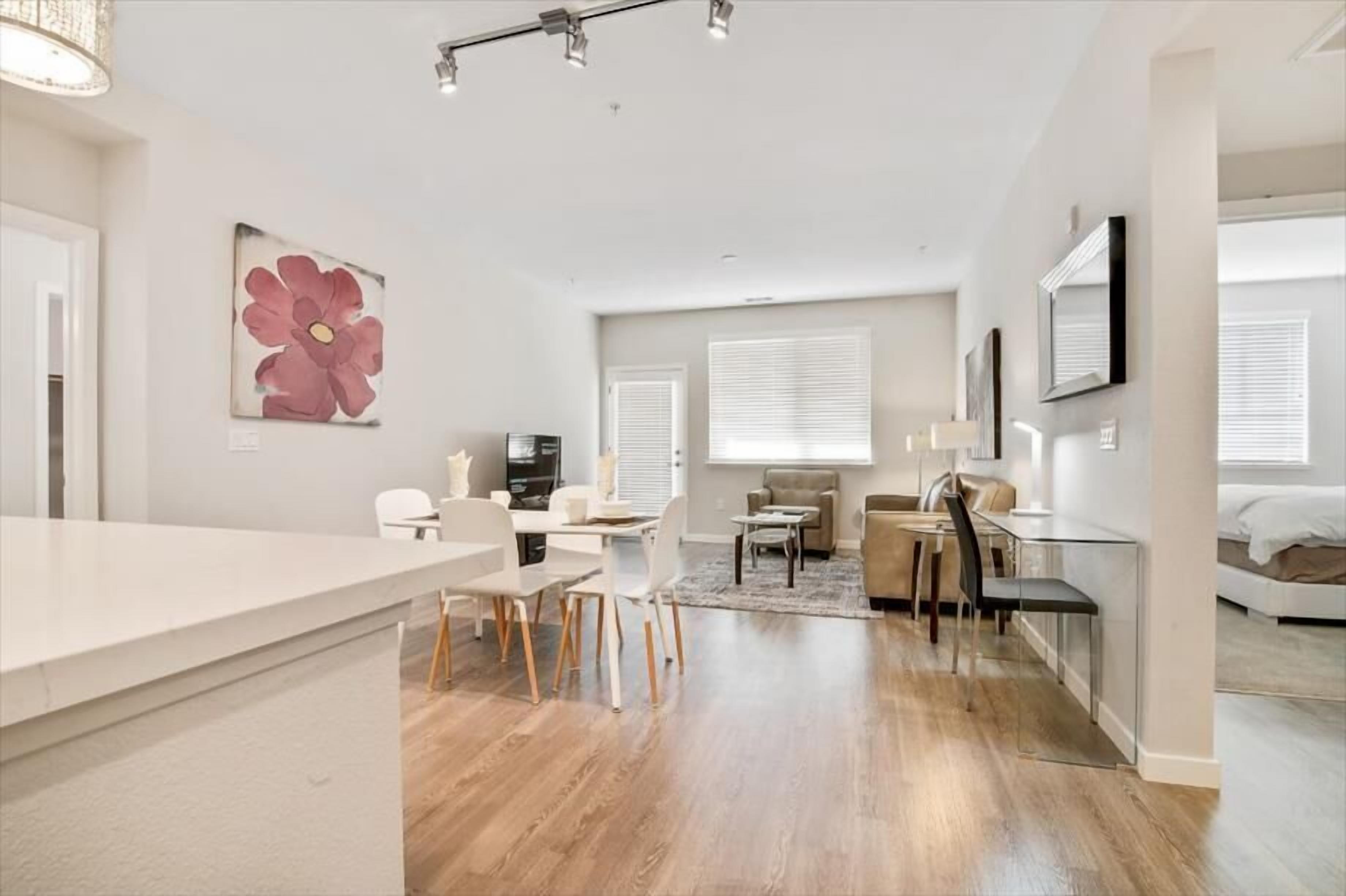 Sunny 2BR | Ideal for Medical | Laundry | Kitchen | Menlo Park