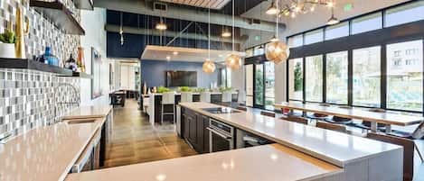 Réfrigérateur, micro-ondes, four, plaque de cuisson