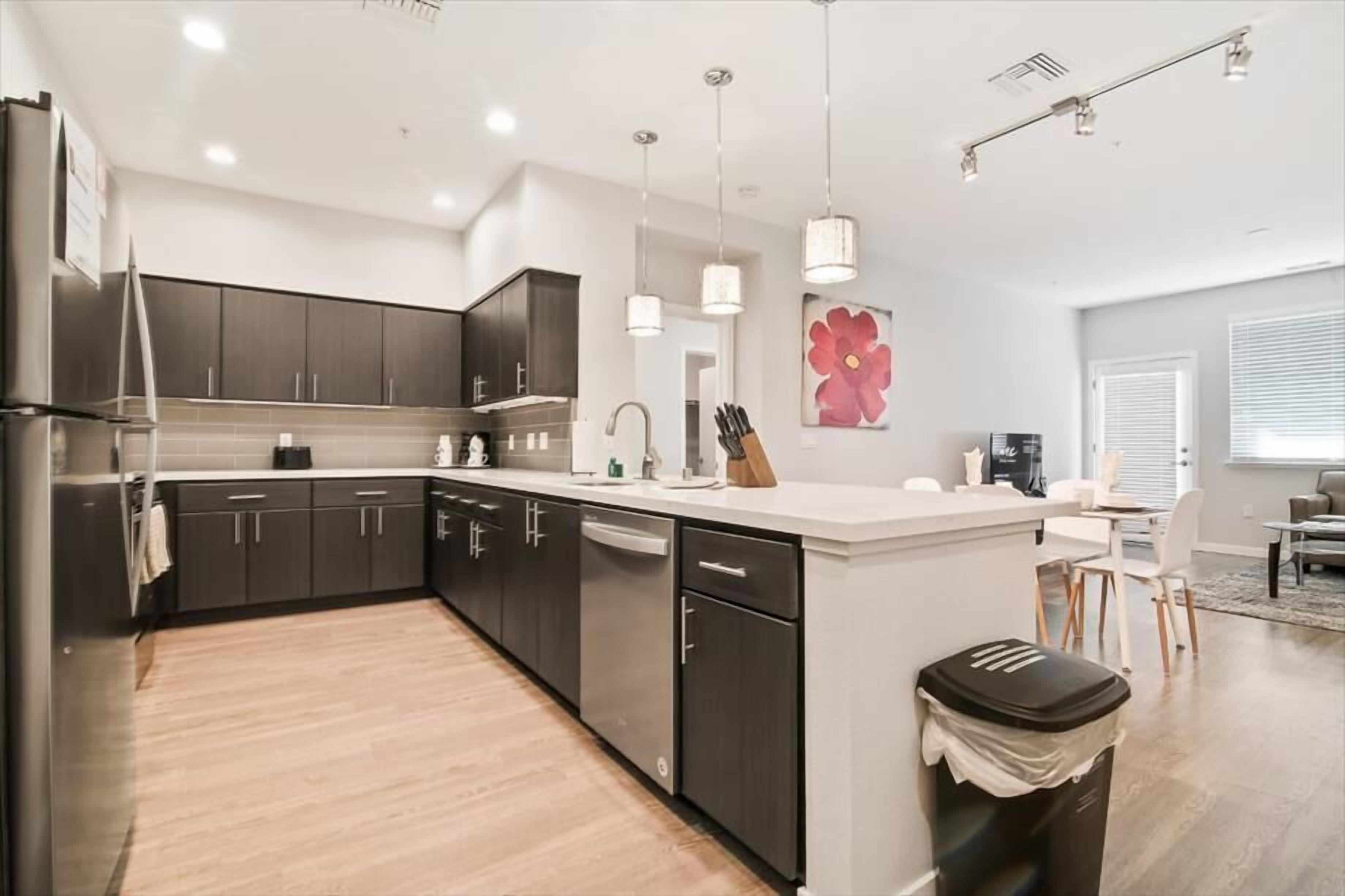 Sunny 2BR | Ideal for Medical | Laundry | Kitchen | Menlo Park