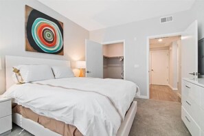 2 soverom, skrivebord, strykejern/-brett og wi-fi (inkludert)