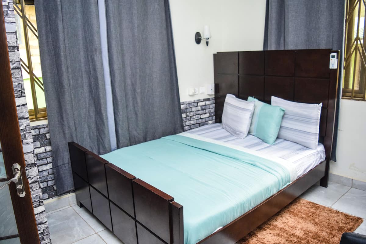 Habitación individual básica | Ropa de cama de alta calidad y escritorio
