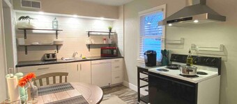Skots Villa Bottom West. Near Sanford Medical, Midco, Univ. SF & Augustana