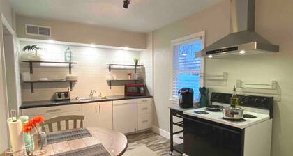 Skots Villa Bottom West. Near Sanford Medical, Midco, Univ. SF & Augustana
