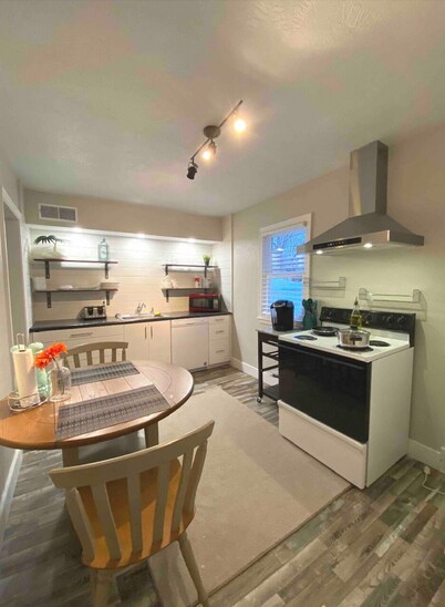 Skots Villa Bottom West. Near Sanford Medical, Midco, Univ. SF & Augustana