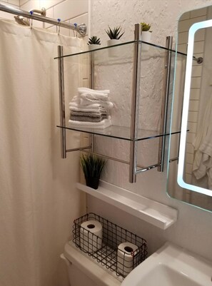 Douche, sèche-cheveux, serviettes fournies, savon