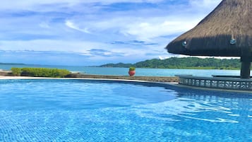 Alberca techada y alberca al aire libre