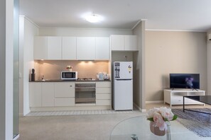 Departamento clásico, 1 habitación | Cocina privada | Refrigerador con congelador, microondas, horno y parrilla de estufa