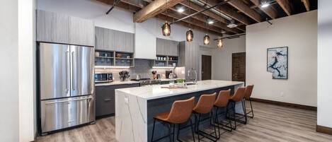 Geladeira, micro-ondas, fogão, cooktop