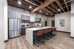 Fridge, microwave, oven, stovetop - Downtown Spokane Urban Retreat with King Bed! (Spokane)