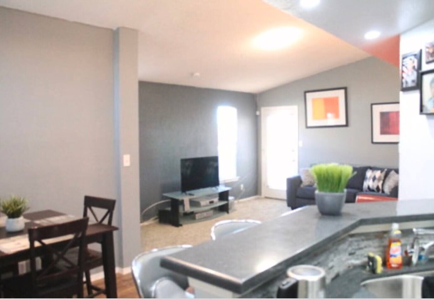 ****915 Modern Hideaway***                    
