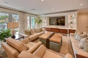 Smart TV, chimenea y estéreo 