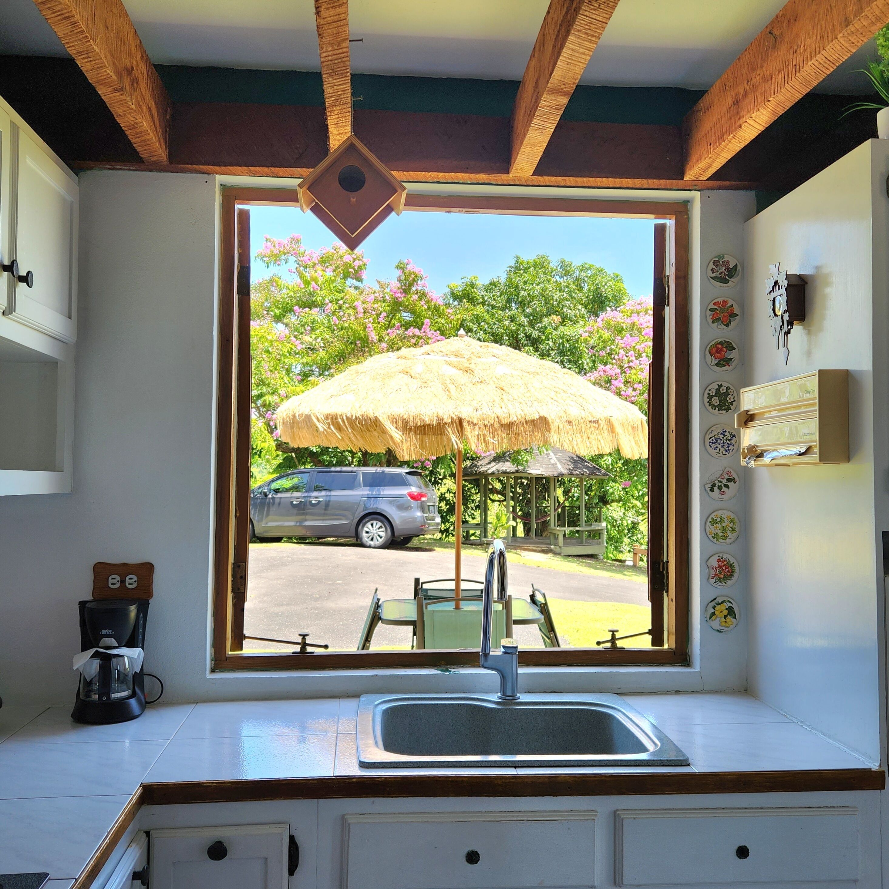 Een koelkast, een microgolfoven, een koffiezetapparaat/waterkoker