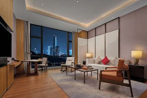 Minibar, caja de seguridad en la habitación y escritorio