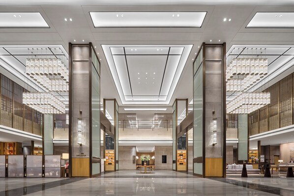 Habitación doble ejecutiva | Minibar, caja de seguridad en la habitación y escritorio