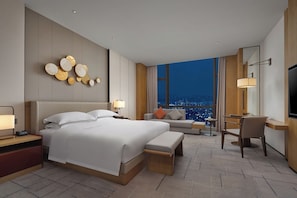 Minibar, in-room safe, desk, laptop workspace - Dongguan Dongcheng International Hotel (Dongguan)