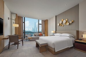 Minibar, caja de seguridad en la habitación y escritorio