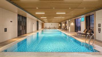 Una piscina techada, una piscina al aire libre