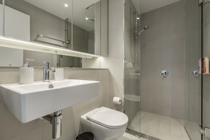 Classic Apartment, 1 Bedroom | Bathroom | Free toiletries, hair dryer, towels, soap - Kula Docklands (Docklands)