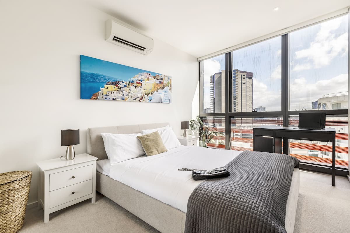 Departamento superior, 2 habitaciones | 1 habitación, tabla de planchar con plancha, wifi gratis y ropa de cama