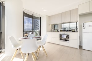 Superior Apartment, 2 Bedrooms | Iron/ironing board, free WiFi, bed sheets - Kula Docklands (Docklands)