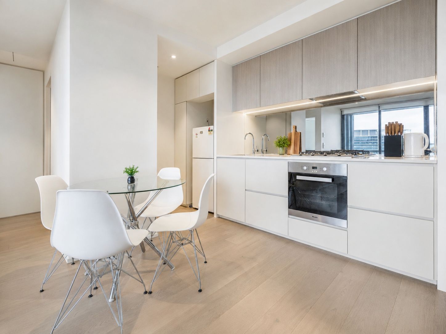 Full-size fridge, microwave, oven, stovetop